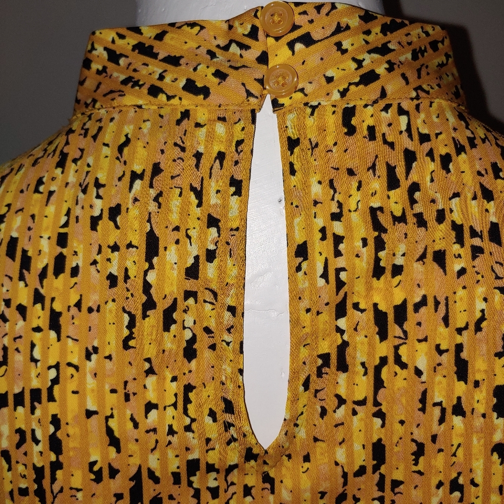 Nine West floral blouse. - Picture 5 of 8